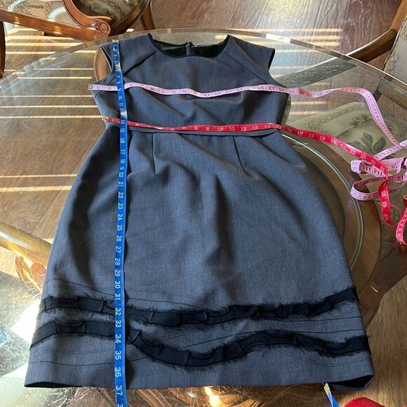 Tahari Gray And Black Sheath Midi Dress Scoop Neck Sleeveless US Size 10 Lined - Picture 12 of 12